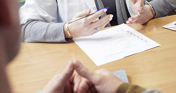 Consultation en addictologie entre un médecin et un patient